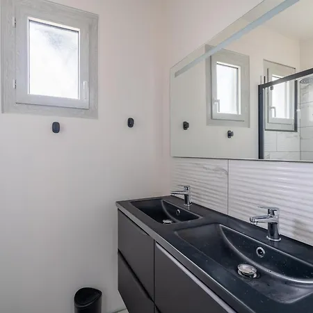 Holiday home Maison Renovee Pour 8 Pers Avec Terrasse Pres Des Plages Et Activites - Fr-1-50-141